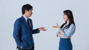 教える